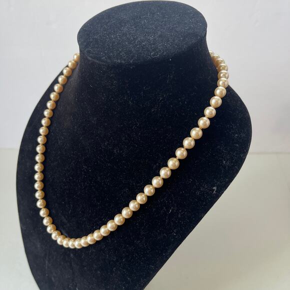 Vintage Crown Trifari Faux Pearl Necklace 22" Goldtone Hiddden Clasp Old Money - Picture 6 of 12